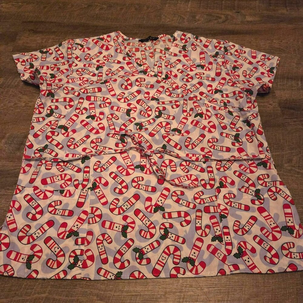 Cassandra O Nurse Scrubs/Outfit/Uniform Top Size XL Candy Cane Theme pockets - Picture 1 of 6